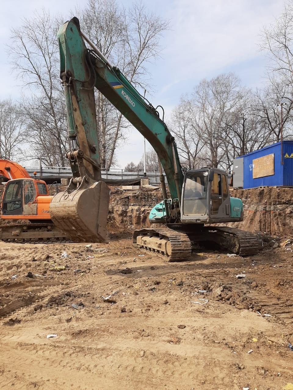 Гусеничный экскаватор