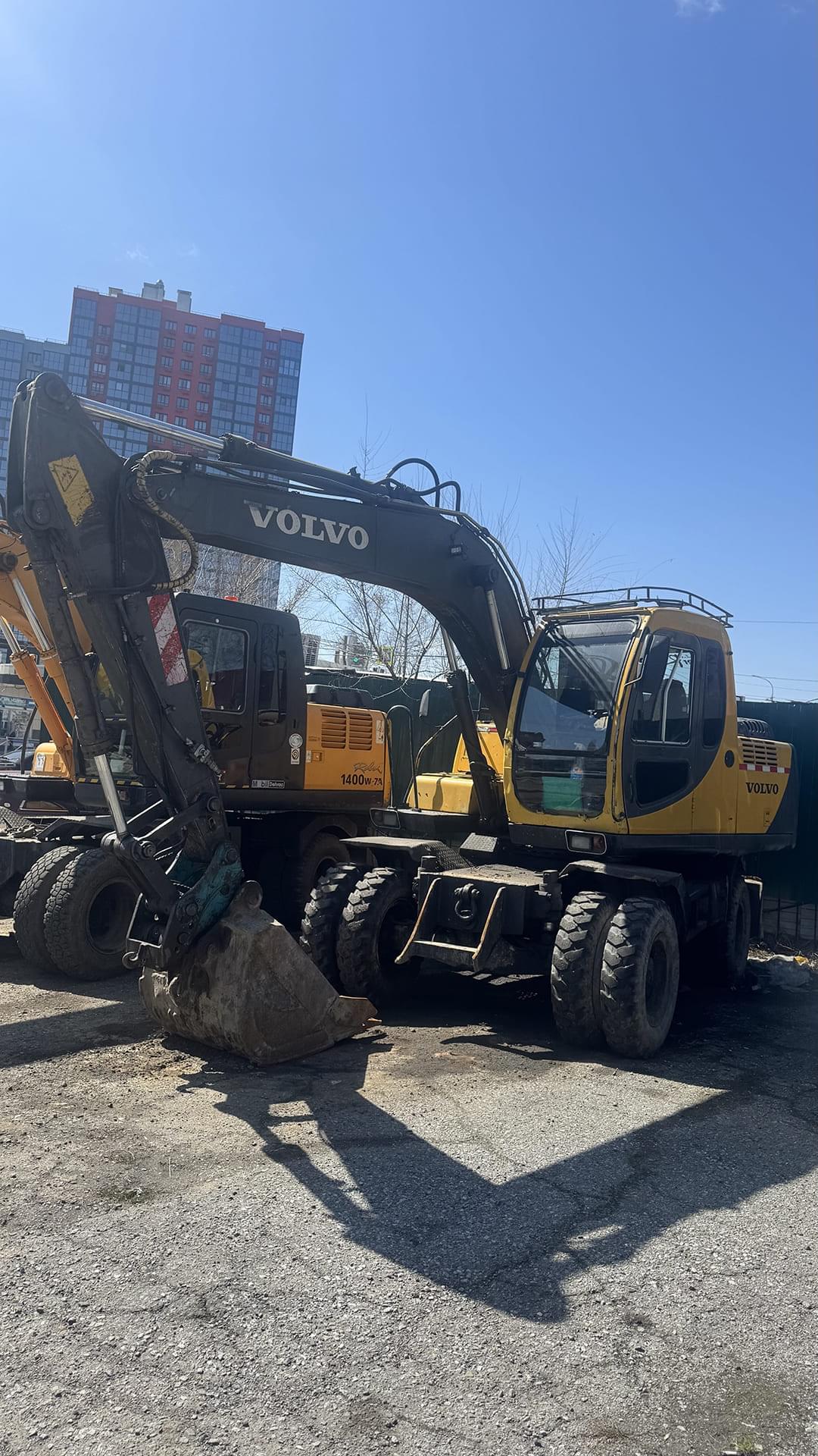 Гусеничный экскаватор